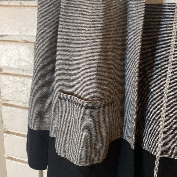 Talbots colorblock open front top - Picture 3 of 9